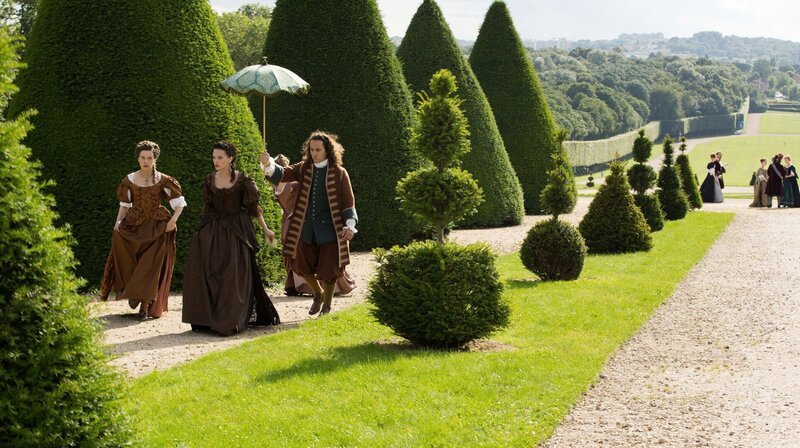 On left: Scarron, Madame de Maintenon (Catherine Walker) and on rigt Anna Brewster (Montespan). – Bild: WDR/​Tibo & Anouchka/​Capa Drama/​Zodiak Fiction/​Incendo/​Canal+
