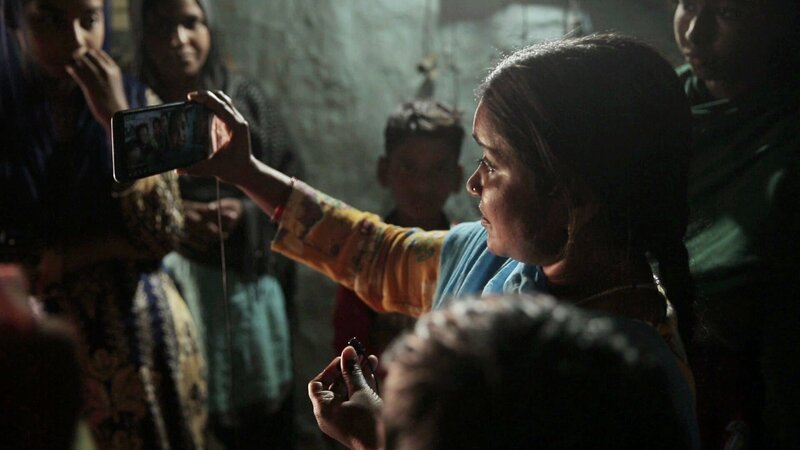 Reporterin Meera (r.) – Bild: RTL / © Black Ticket Films Reporterin Meera (r.) – Bild: RTL / © Black Ticket Films