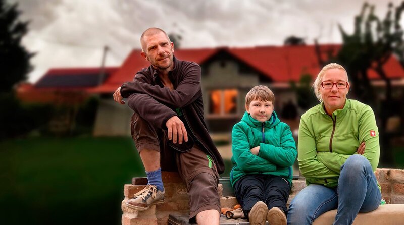 Familie Rebs, ausgewandert aus Deutschland nach Ungarn, vor ihrem Haus südlich des Plattensees. – Bild: BR/Thomas Wachholz/Max Grohs/Montage: BR Familie Rebs, ausgewandert aus Deutschland nach Ungarn, vor ihrem Haus südlich des Plattensees. – Bild: BR/Thomas Wachholz/Max Grohs/Montage: BR