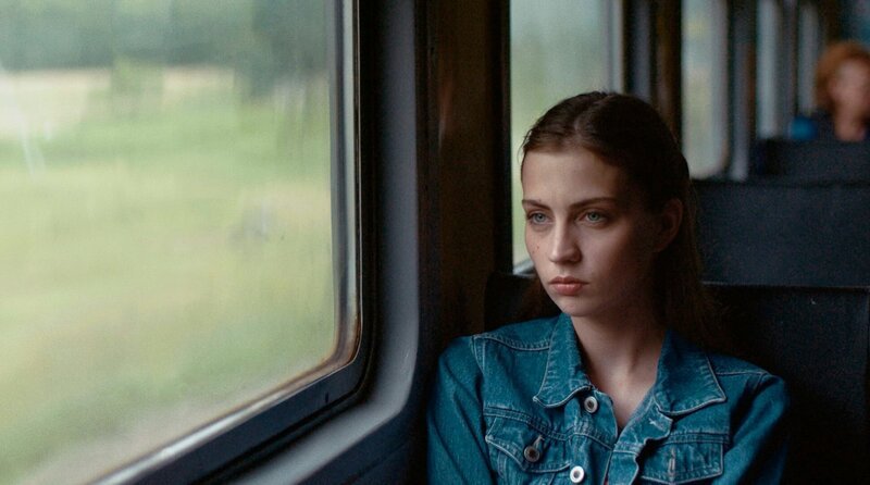 Elena (Daria Mureeva) im Zug. – Bild: WDR/​Rofilm Productions