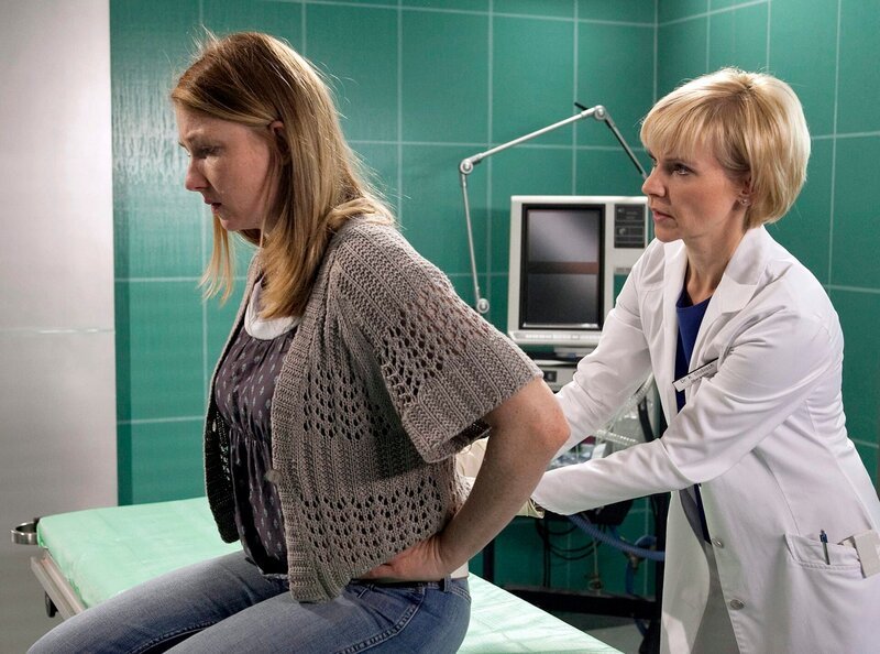 Dr. Kathrin Globisch (Andrea Kathrin Loewig, rechts) untersucht Bettina Wegner (Katja Studt). Die junge Mutter hat ihr neugeborenes Kind fallen lassen und wirkt sehr müde und kraftlos. Dr. Kathrin Globisch vermutet als Ursache Multiple Sklerose. – Bild: MDR/​MDR/​Krajewsky
