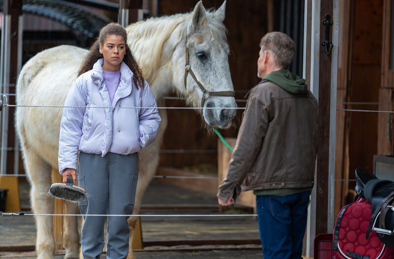 Ana (Soluna-Delta Kokol, l.) rührt es, wie Roland (Steffen Wink, r.) mit seiner Schuld bzgl. Philipp umgeht. – Bild: ARD/​WDR/​Thomas Neumeier