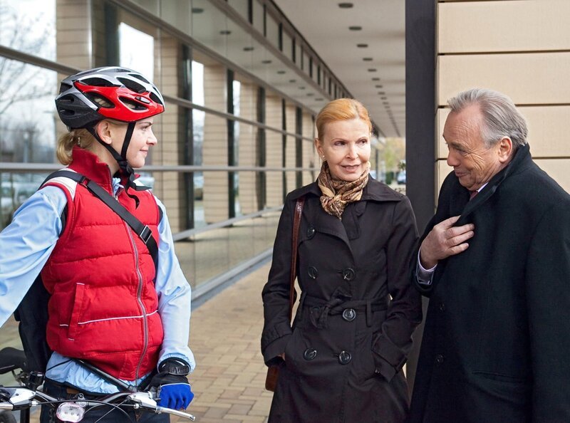 Dr. Isabel Dahl (Denise Zich, links) hat ein Vorstellungsgespräch in der Sachsenklinik. Am Eingang begegnet sie Oberschwester Ingrid (Jutta Kammann) und Prof. Simoni (Dieter Bellmann), die ihr alles Gute wünschen. – Bild: MDR/​MDR/​Krajewsky