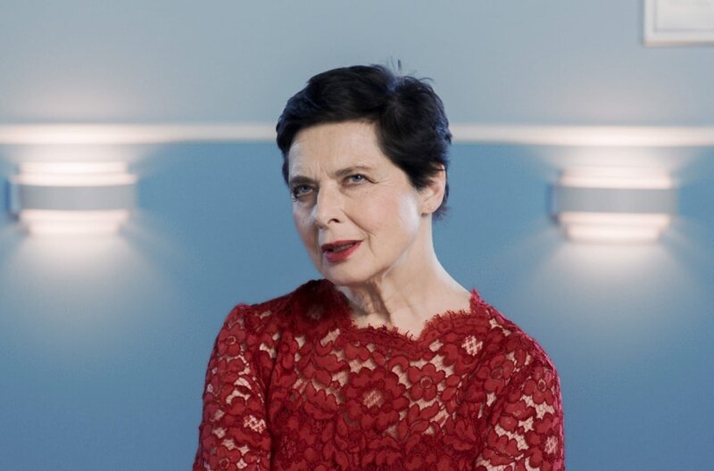 Land of Dreams – Bild: Ghasem Ebrahimian/​Bon Voyage/​Films and Palodeon Pictures /​ Jane (Isabella Rossellini) erzählt mit viel Theatralik von ihrem Traum.