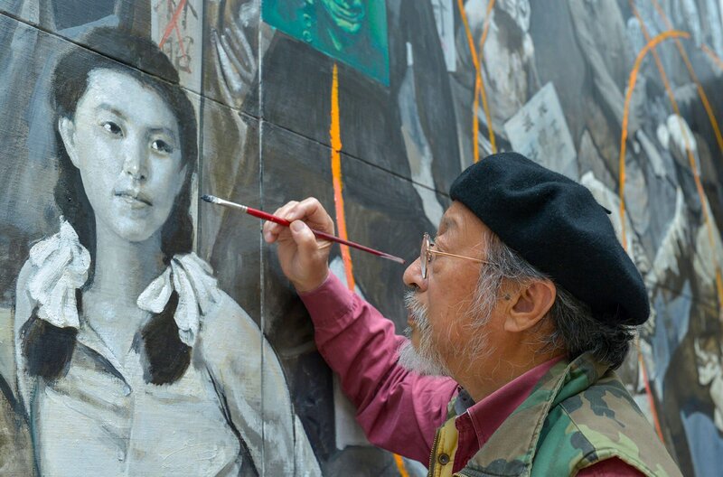 China - Die Farben der Revolution – Bild: Babel Film /​ Regisseur James Bradley dokumentiert über mehrere Jahre die Entwicklung von Shen Jiaweis monumentalem Kunstwerk, das aus vier Bildtafeln besteht.