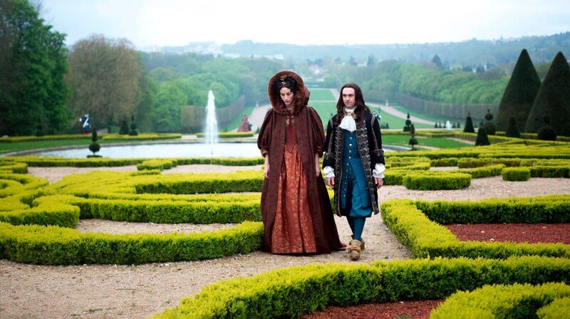 Marie-Thérèse (Elisa Lasowski), King Louis XIV (George Blagden) – Bild: WDR/​Tibo & Anouchka/​Capa Drama/​Zodiak Fiction/​Incendo/​Canal+