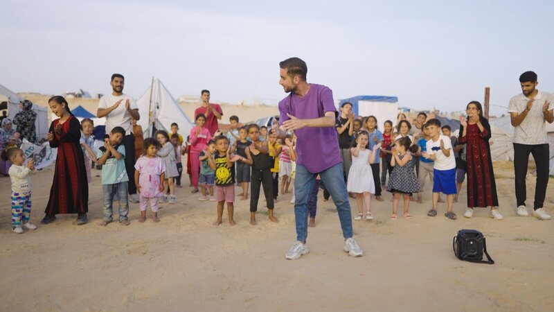 Der Arzt und Chemiker Bashar Belbissi aus Gaza, bringt den Kindern in den Flüchtlingscamps den traditionellen Tanz Dabke bei. – Bild: ZDF /​ © beetz brothers film production /​ © beetz brothers film production