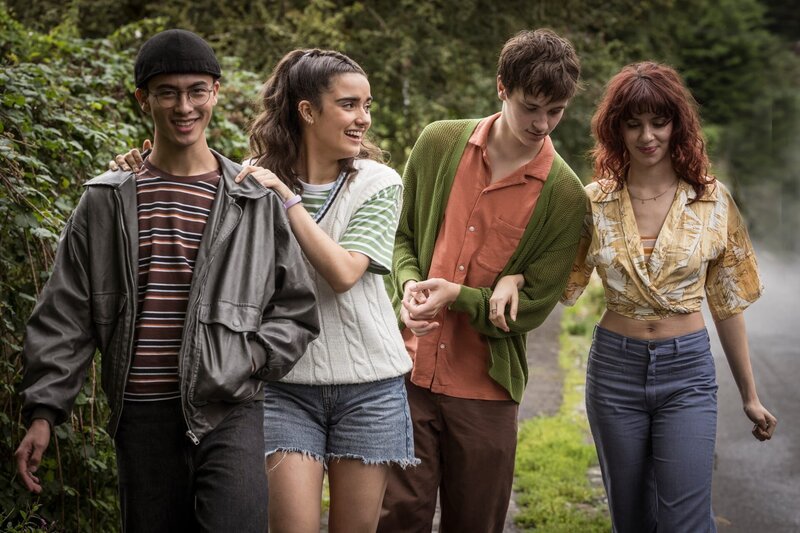 Zach (Raiko Gohara, l.), Cara (Asha Banks, 2.v.l.), Connor (Jude Morgan-Collie, 2.v.r.) und Lauren (Yali Topol-Margalith, r.) verbindet eine enge Freundschaft. – Bild: Sally Mais /​ ZDF