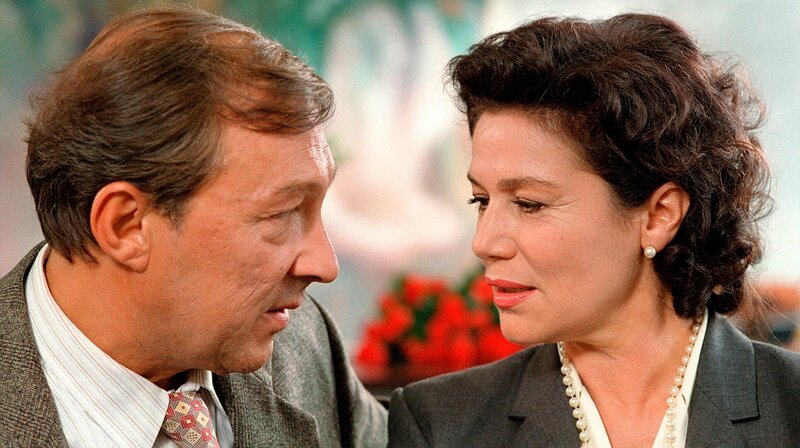 Günther Struvitz (Jaecki Schwarz), Bürgermeister von Jüterbog, möchte sich mit Staatssekretärin Monika Segler-Ippenstedt (Hannelore Elsner) gütlich einigen. Die Stadt Jüterbog besitzt ein Grundstück mitten im Spreebogen, genau dort, wo das Kanzleramt gebaut werden soll. Frau Segler-Ippenstedt wittert eine Chance, den Umzug von Bonn nach Berlin zu verzögern. – Bild: WDR/GM Bildproduktion Günther Struvitz (Jaecki Schwarz), Bürgermeister von Jüterbog, möchte sich mit Staatssekretärin Monika Segler-Ippenstedt (Hannelore Elsner) gütlich einigen. Die Stadt Jüterbog besitzt ein Grundstück mitten im Spreebogen, genau dort, wo das Kanzleramt gebaut werden soll. Frau Segler-Ippenstedt wittert eine Chance, den Umzug von Bonn nach Berlin zu verzögern. – Bild: WDR/GM Bildproduktion