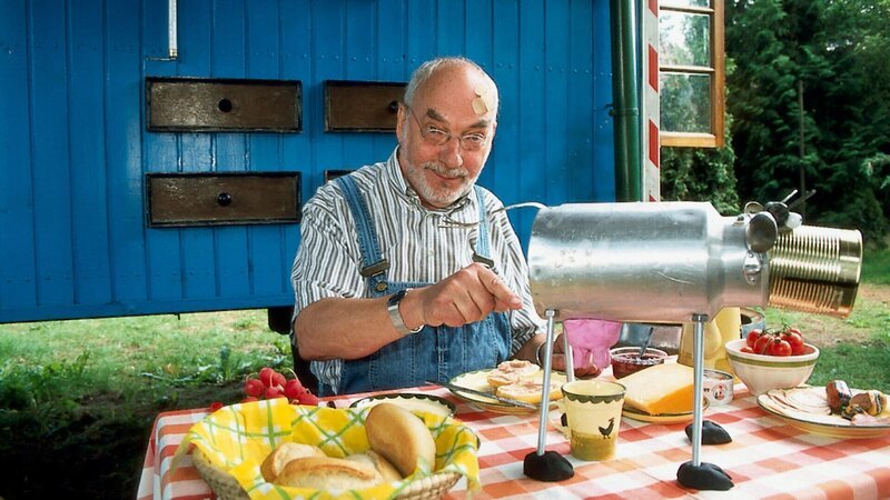 Weil es keine Minikuh zu kaufen gibt, hat Peter (Peter Lustig) sich eine gebaut. – Bild: Christiane Pausch