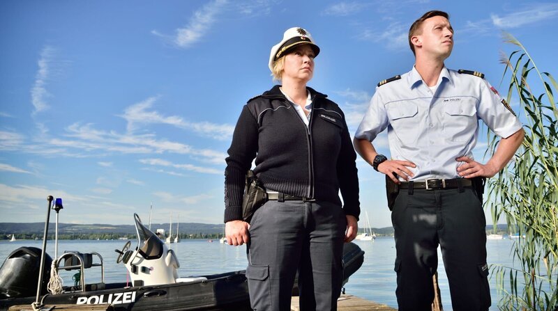 Nele Fehrenbach (Floriane Daniel, l.) und ihr Kollege Pirmin Spitznagel (Simon Werdelis, r.) müssen einen schrecklichen Unfall aufklären. – Bild: One