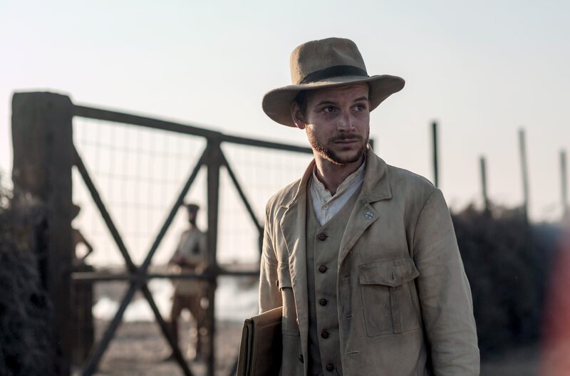 Der vermessene Mensch – Bild: Willem Vrey/​zero one film 2022 /​ Der ehrgeizige Ethnologie-Doktorand Alexander Hoffmann (Leonard Scheicher) entwickelt ein intensives Interesse an den Herero und Nama.