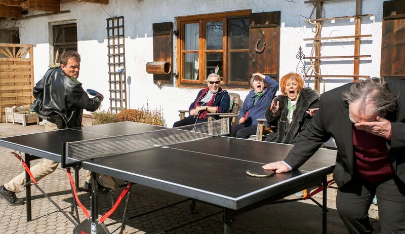 ARD/​HUBERT UND STALLER „Die ins Gras beißen“ – Ein Fall für den Hauptabend, am Donnerstag (07.11.13), um 20:15 Uhr im Ersten. „Hubert und Staller“ gehören zu den beliebtesten Ermittlern der Vorabend-Krimireihe „heiter bis tödlich“. Unmittelbar vor Ausstrahlung der neuen dritten Staffel im Herbst zeigt Das Erste im Hauptabendprogramm um 20:15 Uhr einen 90-minütigen Spielfilm mit den beiden bayerischen Cops. Hubert bringt sich in das Spiel mit ein und tritt gegen Polizeidirektor Schmitz an. Dieser hat den Hof der Senioren besucht, um sich für seine Altersbleibe umzusehen. Im Eifer des Gefechts trifft Hubert den Polizeidirektor mit voller Wucht mitten im Gesicht. Die Zuschauer sind entsetzt. V.l.n.r. Franz Hubert (Christian Tramitz), Herbert Breuer (Jürgen Goslar), Hilde Weiss (Monika Lennartz), Elke Roth (Doris Gallart), Polizeidirektor Schmitz (Oliver Nägele). – Bild: ARD/​TMG/​Chris Hirschhaeuser