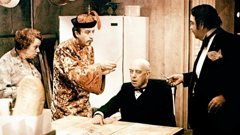 „Eine Leiche zum Dessert“. Im Bild: Elsa Lanchester, Peter Sellers, Alec Guiness, James Coco. – Bild: ORF/-. Andere Verwendung „Eine Leiche zum Dessert“. Im Bild: Elsa Lanchester, Peter Sellers, Alec Guiness, James Coco. – Bild: ORF/-. Andere Verwendung