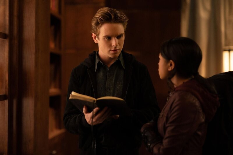 Turner Hayes (Oscar Morgan, l.); Carrie Kelley (Navia Robinson, r.) – Bild: The CW Network, LLC.