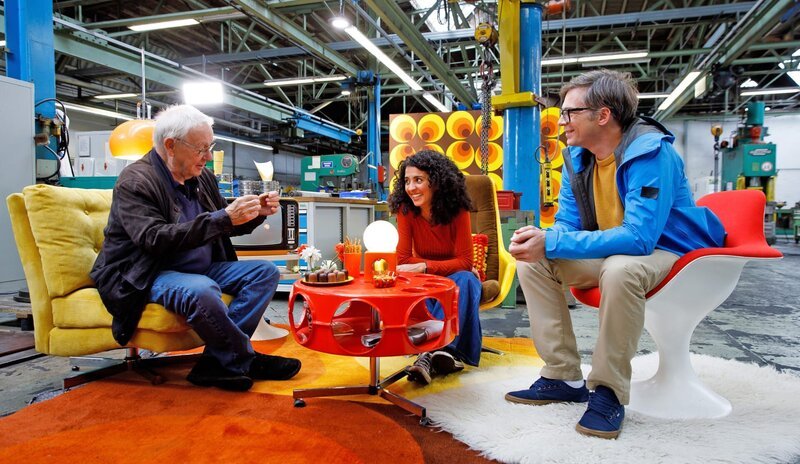 Für ihre Zeitreise durch die 1970er Jahre melden sich Armin (l), Ralph und Siham (Mitte) aus einer alten Felgenfabrik in Solingen. Armin erinnert sich an seine ersten Sachgeschichten: Schon damals interessiert ihn, wie Dinge unseres Alltags hergestellt werden. So fragt er: Wie kommen eigentlich die Brötchen, das Ei und die Milch auf den Frühstückstisch? – Bild: WDR/​Michael Schwettmann
