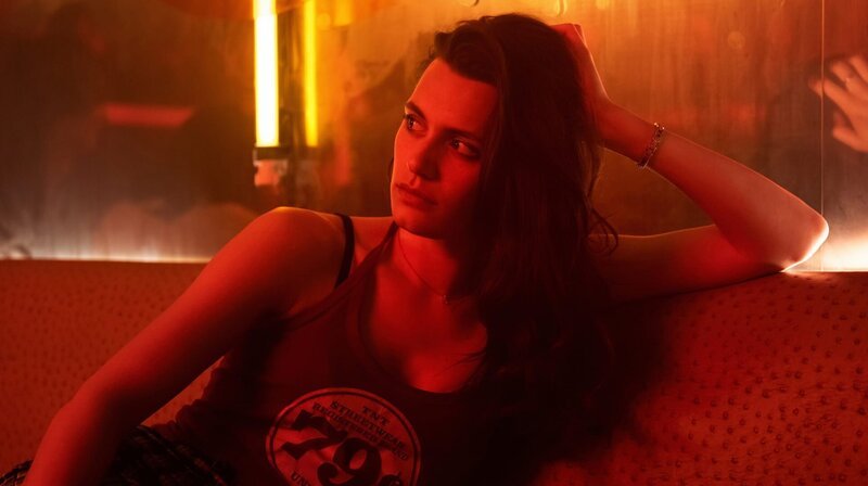 Polina (Ella Rumpf) arbeitet als Hostess im Onyx-Nachtclub – Bild: HBO Max/​Fifth Season, LLC/​James Lisle