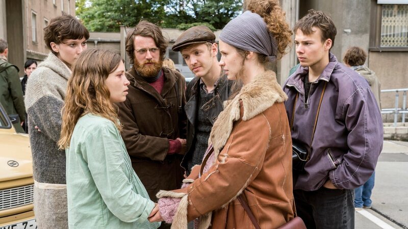 Franka wird nach ihrer Entlassung aus dem Stasigefängnis von ihren Freunden erwartet. Im Foto (v.l.): Astrid (Anabel Möbius), Franka (Janina Fautz), Karsten (Maximilian Klas), Daks (Timur Bartels), Solveig (Marlene Tanczik), Tanker (Andreas Warmbrunn) – Bild: ZDF und MDR/UFA Fiction/Steffen Junghans. Franka wird nach ihrer Entlassung aus dem Stasigefängnis von ihren Freunden erwartet. Im Foto (v.l.): Astrid (Anabel Möbius), Franka (Janina Fautz), Karsten (Maximilian Klas), Daks (Timur Bartels), Solveig (Marlene Tanczik), Tanker (Andreas Warmbrunn) – Bild: ZDF und MDR/UFA Fiction/Steffen Junghans.