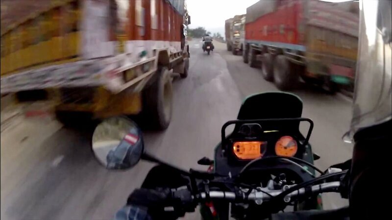 Diese Dokumentation präsentiert die wahnwitzigsten Dashcam-Momente aus aller Welt, darunter einen Motorradfahrer, der mit seiner Freundin durchbrennt. – Bild: WELT