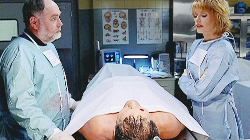 Dr. Al Robbins (Robert David Hall, l.) bestätigt Catherines (Marg Helgenberger) Verdacht: Brian (Greg Anderson) starb nicht bei einem Verkehrsunfall – er wurde ermordet. – Bild: TVNOW /​ CBS