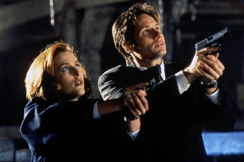 A bord d’un cargo russe, un organisme à forme humaine s’est installé dans le réservoir des eaux usées. Devant la désolante banalité de ses nouvelles missions, Mulder envisage de quitter définitivement le FBI. Scully pratique l’autopsie d’un membre de l’équipage du cargo et découvre une sorte de vers installé dans le cadavre. Une suite de cas similaires conduit les deux agents à enquêter sur cette mystérieuse créature vivant dans les égouts. – Bild: PLURIMEDIA (Fox)