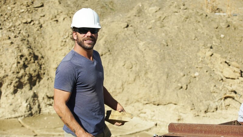 Christ smiling holding planks of wood. – Bild: Discovery Channel /​ Photobank 36499_ep103_005