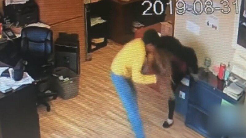 Perp pulling Concepscion’s hair – Bild: Lion Television, LLC.