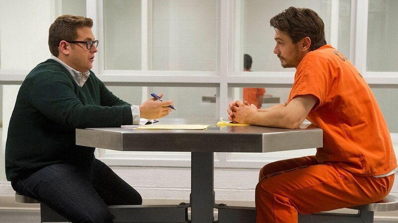 Der verurteilte, angebliche Mörder Christian Longo (James Franco, r.) möchte endlich die Wahrheit über den Tod seiner Familie ans Licht bringen, doch er hat eine Bedingung. Er will die Wahrheit lediglich dem jüngst entlassenen Journalisten Michael Finkel (Jonah Hill, l.) anvertrauen. Doch warum? – Bild: port.hu Der verurteilte, angebliche Mörder Christian Longo (James Franco, r.) möchte endlich die Wahrheit über den Tod seiner Familie ans Licht bringen, doch er hat eine Bedingung. Er will die Wahrheit lediglich dem jüngst entlassenen Journalisten Michael Finkel (Jonah Hill, l.) anvertrauen. Doch warum? – Bild: port.hu
