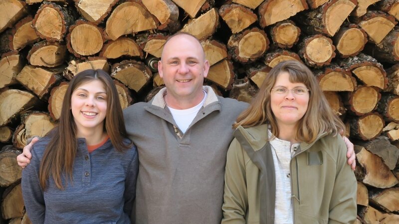 Mittlere Totale der Rains vor einem Holzstapel. – Bild: Discovery Communications