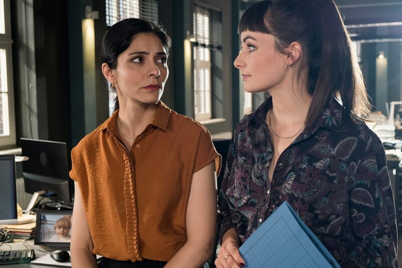 Franzi Berger (Paula Schramm, r.) überbringt Sarah Khan (Pegah Ferydoni, l.) die Neuigkeiten aus der Gerichtsmedizin. Das Opfer hat sich das Genick gebrochen, wurde vor dem Sturz aber festgehalten. – Bild: Manju Sawhney/​ZDF /​ ZDF Enterprises GmbH
