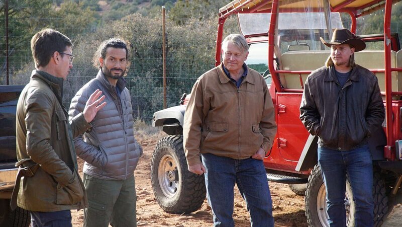 Paul Beban (l.) und Andy Bustamante (2.n.l.) – Bild: IRON MINE MEDIA INC. /​ THE HISTORY CHANNEL/​IRON MINE MEDIA INC./​IRON MINE MEDIA INC.