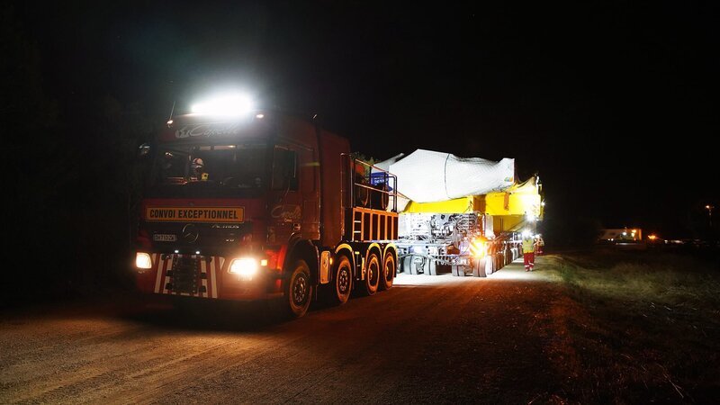 Aufgrund der Kostbarkeit des Magneten wird kein Risiko eingegangen. Die 103 Kilometer werden in vier Etappen und bei Nacht zurückgelegt. – Bild: N24 Doku