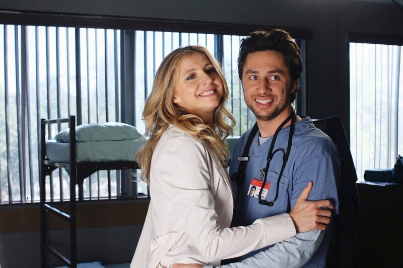 Carla macht Turk klar, dass sie gerade scharf auf ihn ist. Daraufhin stürzen sie in den Ruheraum, doch dort sind Elliot (Sarah Chalke, l.) und J.D. (Zach Braff, r.) schon beschäftigt … – Bild: Touchstone Television