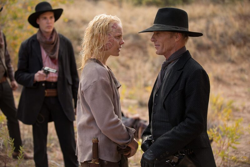 From left: Armistice (Ingrid Bolsø Berdal) and The Man in Black (Ed Harris). – Bild: 2016 Home Box Office, Inc. All rights reserved. HBO® and all related programs are the property of Home Box Office, Inc.