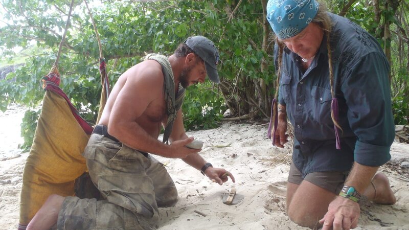 Cody Lundin and Joseph Teti work to make a fire on the beach. – Bild: Discovery Communications