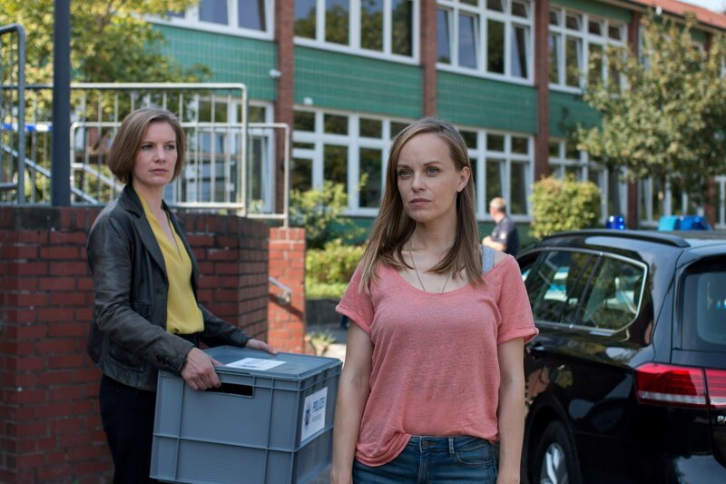 Lena Testorp (Anna von Haebler, l.) ist bei der Durchsuchung der Schule dabei und trifft auf die Lehrerin Stefanie Weiss (Friederike Kempter, r.). Sind auch Schüler von der Vergiftung betroffen? – Bild: Manju Sawhney /​ ZDF Enterprises GmbH /​ Die Verwendung ist nur bei redaktioneller Berichterstattung im Rahmen einer Programmankündigung ab 2 Monate vor der ersten Auss /​ © ZDF