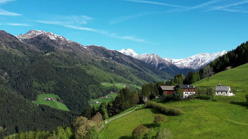 Das Südtiroler Sarntal, das sich von Bozen nach Norden hin bis zum Penser Joch streckt, ist ein stiller Ort zwischen den Hauptadern des Eisack- und Etschtales, schützend umgeben von den Sarntaler Alpen. – Bild: Bergblick