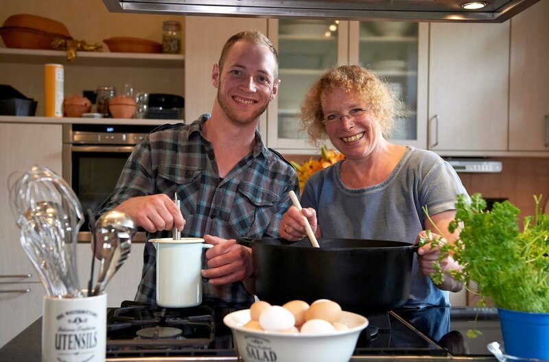 Birgit Schulte Bisping serviert mit ihrem Sohn Florian auch ein Heimathäppchen: Es gibt als Vorspeise Hof-Käse in selbstgemachten Schwarzbrot – eine Hommage an Oma Christel. – Bild: WDR/​Melanie Grande