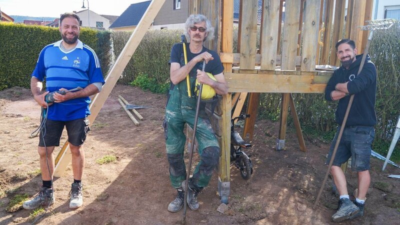 V.l.: Claus, Ralf und Gunnar in Niedersachswerfen. – Bild: TVNOW /​ Tokee Bros.
