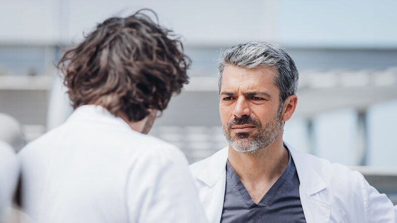 Andrea Fanti (Luca Argentero, r.) – Bild: AXN White
