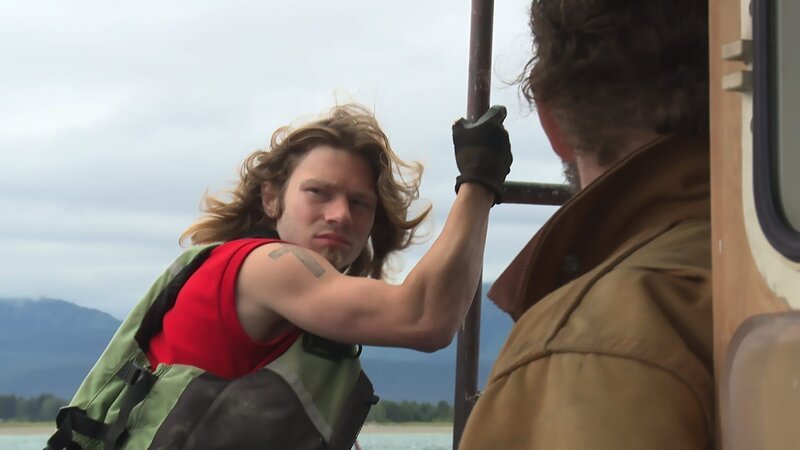 Bear Brown and Matt Brown holding ladder on Integrity. – Bild: Discovery Channel /​ Discovery Communications