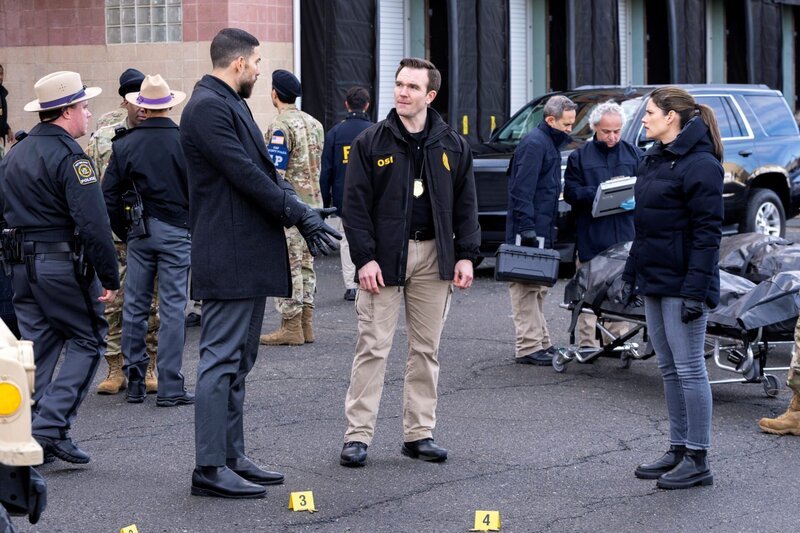 l-r: Zeeko Zaki als Special Agent Omar Adom „OA“ Zidan, Missy Peregrym als Special Agent Maggie Bel – Bild: 2023 CBS Broadcasting Inc. All Rights Reserved.