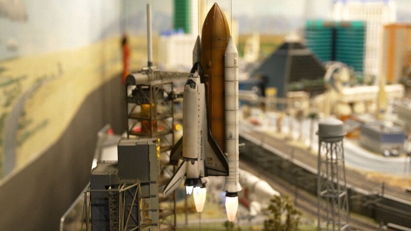 Space Shuttle Reparatur im Modellbauabschnitt USA – Bild: RTL /​ SPIEGEL TV
