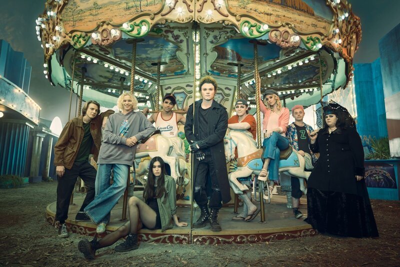 Setfoto von Chester (Henry Strand), Mapplethorpe (Stacy Clausen), Violetta (Hannah Ogawa), Nimrod (Pedrea Jackson), Remus (Justin Holborow), Gonzo (Lee Halley), Siobhan (Charli Wookey), Zed (Jason Thompson)and Destinee (Georgia La Belle). – Bild: BR/​Werner Film Productions/​Ben King