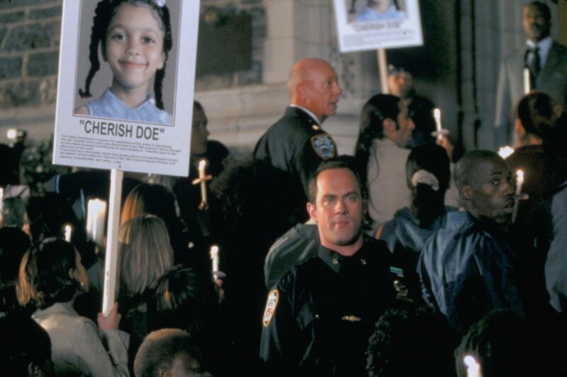 Zwei kleine Mädchen werden vergewaltigt und ermordet aufgefunden. Detective Stabler (Christopher Meloni) tappt zunächst im Dunkeln, doch dann führt ihn eine Gemeinsamkeit der Opfer zu einer Entziehungsklinik, welche die drogenabhängigen Mütter der ermordeten Mädchen besuchten. – Bild: 13th Street