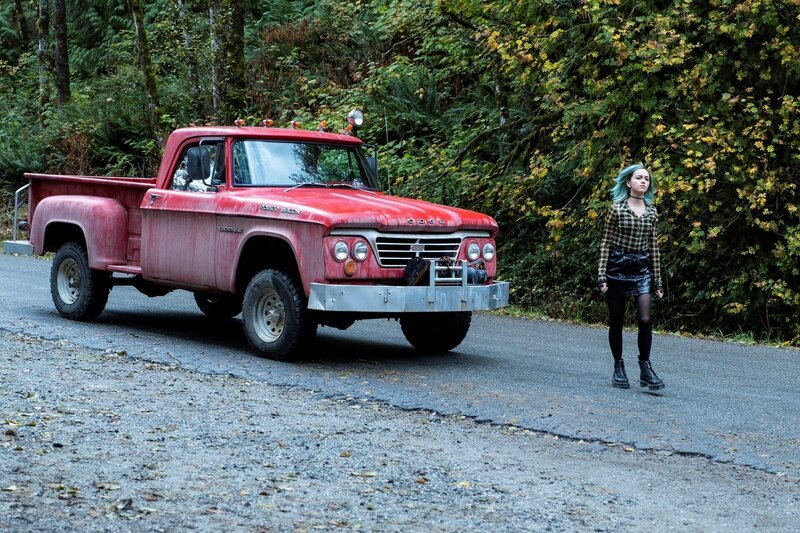 RESIDENT ALIEN -- „Family Day“ Episode 205 -- Pictured: Taylor Blackwell as Liza -- (Photo by: James Dittiger/​SYFY) – Bild: SYFY /​ Universal /​ Die Verwendung ist nur bei redaktioneller Berichterstattung im Rahmen einer Programmankündigung ab 2 Monate vor der ersten Auss /​ © 2022 Universal Content Productions LLC. All rights reserved.