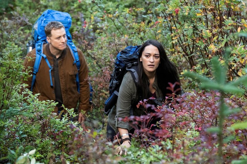 Pictured: (l-r) Alan Tudyk as Harry Vanderspeigle, Sara Tomko as Asta Twelvetrees – Bild: 2022 Universal Content Productions LLC. All rights reserved.