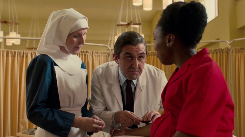 L-R: Sister Hilda (Fenella Woolgar), Dr. Patrick Turner (Stephen McGann) und Flora Aidoo (Jessica Kaliisa) – Bild: AXN White