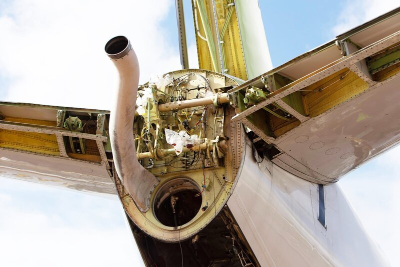 Close up of tail end of Plane – Bild: TCB