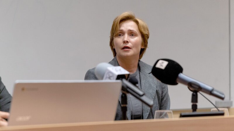 Marita (Leena Pöysti) führt die Erkenntnisse um den katastrophalen Unfall in Pyäniemi auf einer finalen Pressekonferenz zusammen. – Bild: NDR/​Herkki Erich Merila/​Fire Mon